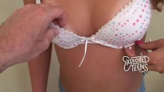 ���໙ ປີອາຍຸຮ້ອນ fucks ໄວລຸ້ນແລະໄດ້ຮັບປາກອັນເຕັມທີ່ຂອງເວລາທີ່