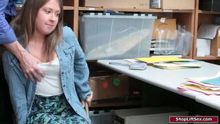 Brunetka dievča je chytený shoplifting a dôstojník, ktorý sa trestá jej.On gropes jej malé prsia a ovláda ju, aby mu bj.Potom mu rany jej kundu Brunetka dievča je chytený shoplifting a dôstojník, ktorý sa trestá jej.On gropes jej malé prsia a ovláda ju, aby mu bj.Potom mu rany jej kundu