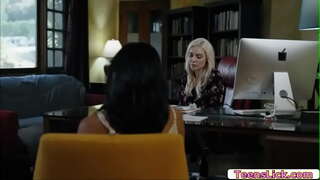 Avi Хайр зүгээр л харж Kenzie Тейлор дуртай долоох нь түүний pussy