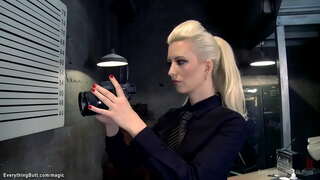 Velike grudi MILF policajac Cherry Rastrgan analni igračke brineta zatvorenik Maddy O Rajli u kancelariji, onda analni jebe joj i Veronika Avluv u zatvoru trojku