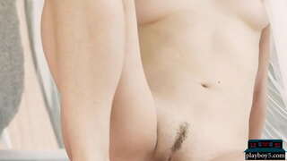 Petite tanora modely blonde nampidera ny mahagaga mafy ny vatana amin&#039;ny mafana ass