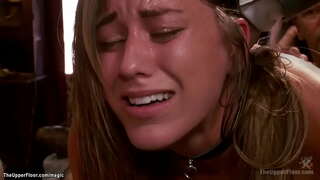 Mifamatotra brunette andevo lingerie Rilynn Rae squating amin&#039;ny vibrator amin&#039;ny tapa-kazo sy ny tadin roa janga avy eo amin&#039;ny Casey Calvert amin&#039;ny lava-pitombenana fucked amin&#039;ny bdsm antoko ao amin&#039;ny Rihana Ambony