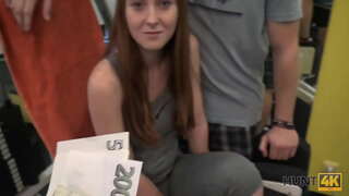 HUNT4K. Cuckold pou lajan kach pèmèt chasè yo fuck l &#039; GF nan vid jimnastik