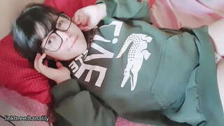 Өсвөр охин хүрч, түүний pussy