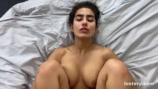 تعلق ساقيها فوق رأسها على اختراق أعمق