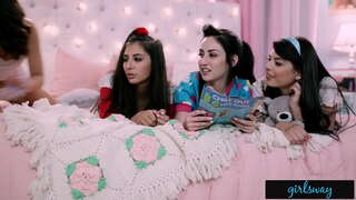 Нашата Прва Лезбејка Лето Sleepover