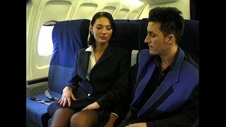 Brunette hatsaran-tarehy manao stewardess fanamiana mahazo fucked amin&#039;ny fiaramanidina