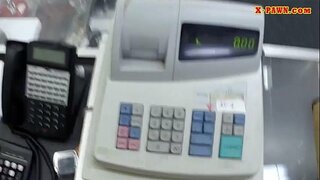 Plavuša dušo prodaje svoje torbe i isprebijao