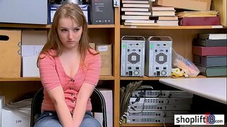 Init nga batang babaye sa kawatan nga giiyot sa usa ka kurakot nga pulis