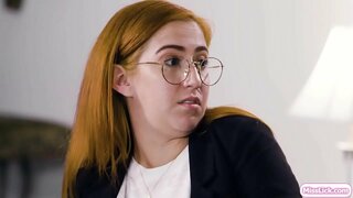 Καυτή ξανθιά και βυζαρού συνεργάτη στο έγκλημα, είναι το σχεδιασμό για το επόμενο μεγάλο στόχο.Ξαφνικά,την επιμελήτρια φτάνει και να ερευνήσει τον σύντροφό της.Ενεργούν σαν ζευγάρι και να το αποδείξει με τον αστυνομικό.Αρχίζουν να φιλιούνται και να γλείφει ο ένας του άλλου το μουνί.