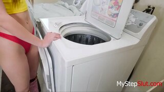 Una Delle Faccende Domestiche È Quello Di Scopare Il Mio Papà