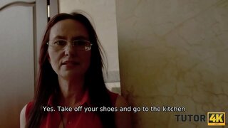 TUTOR4K. Ο τύπος δεν ξέρει το σεξ κόλπα, αλλά έχει να ικανοποιήσει δάσκαλος